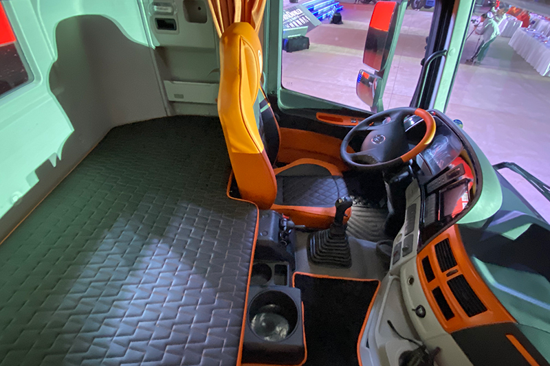 福田戴姆勒 凯曼麒麟 550马力 6×4 国六 牵引车