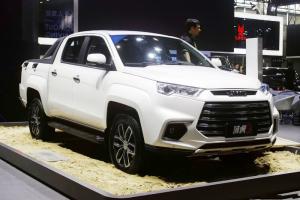 江铃 域虎9 2020款 尊享型 2.0T柴油 141马力 国六 6挡手动 四驱 双排皮卡