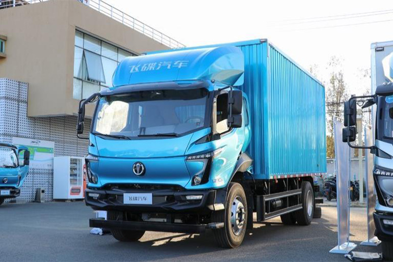 飞碟汽车 W7 220马力 4×2 国六 5.2米排半厢式载货车(FD5180XXYP78K6-1)