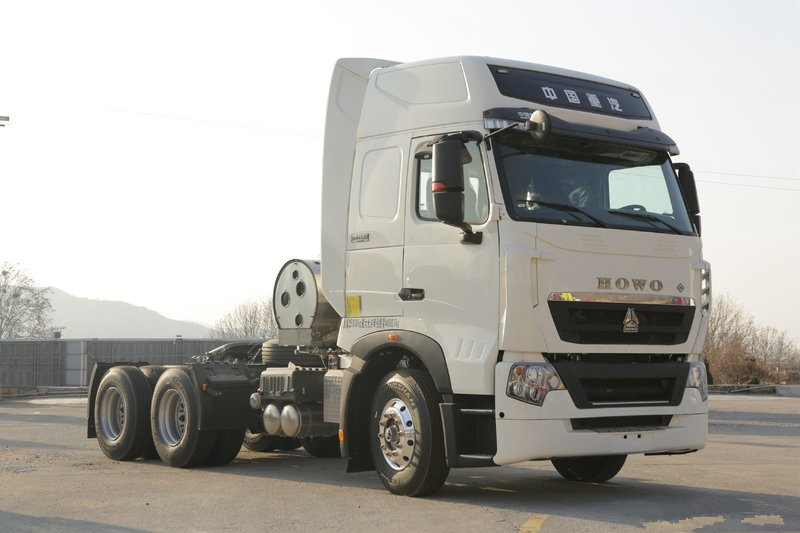 中国重汽 HOWO T7H重卡 440马力 6X4 LNG 国六 牵引车(13T后桥)(ZZ4257V384HF1LB)