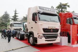 中国重汽 HOWO T7H重卡 440马力 6X4 LNG 国六 AMT自动挡牵引车(16挡)(ZZ4257V384HF1LB)