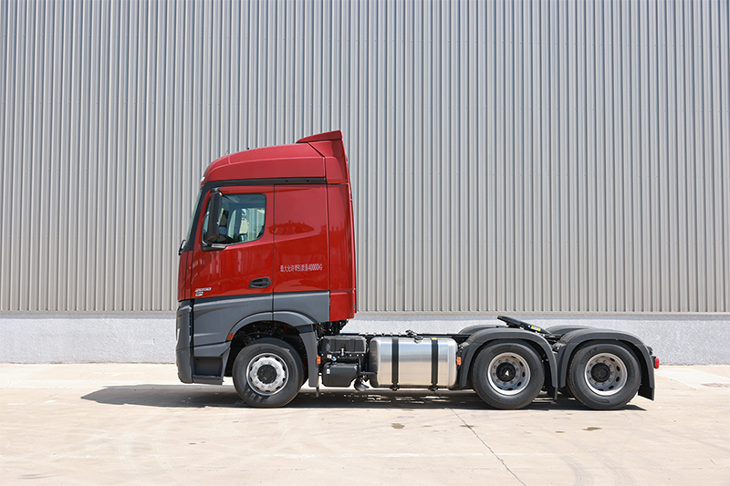 梅赛德斯-奔驰 Actros 2653 530马力 6×4 国六 公路牵引车 （红）