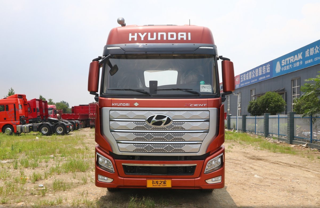 现代商用车 新一代创虎重卡 540马力 6X4 国六 AMT自动挡牵引车(CHM4250KPQ46T)