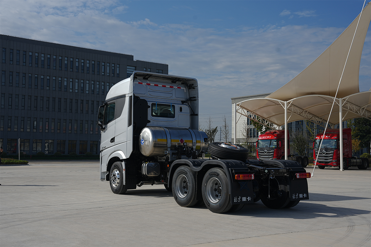 北京重卡 追梦 500马力 6×4 国六 LNG 牵引车 砂石料运输版（BJ4250G6CP）