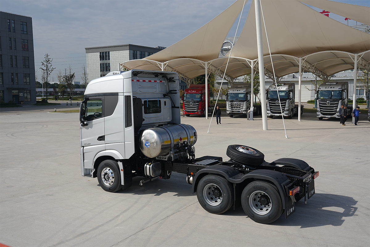 北京重卡 追梦 500马力 6×4 国六 LNG 牵引车 砂石料运输版（BJ4250G6CP）