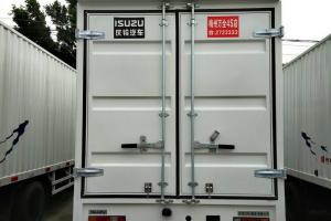 庆铃 五十铃100P 98马力 3.2米 国四 双排厢式轻卡(QL5040XXY3HWR)