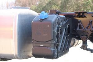 一汽解放青汽 JH6重卡 350马力 8X4 9.5米 国五厢式载货车底盘(CA5310XXYP25K2L7T4E5A80)