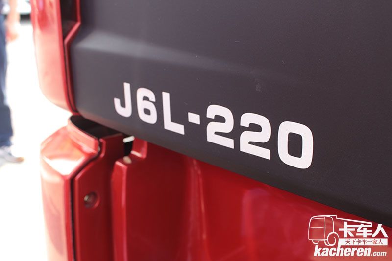 一汽解放 J6L中卡 220马力 4×2 载货车 质惠版