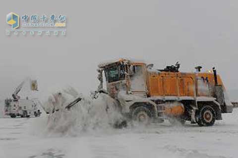 北京铲雪车在消除积雪