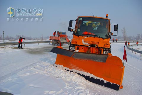 除雪作业道路养护车