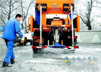 洒水型除雪车