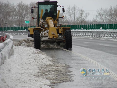 封闭式清扫垃圾铲雪车