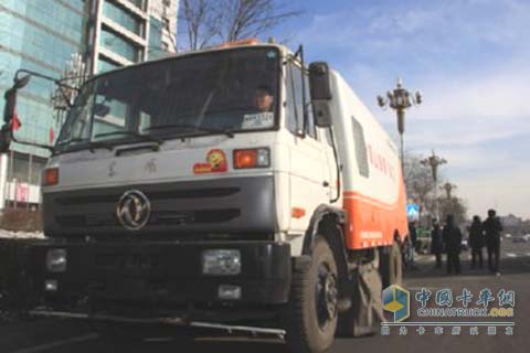 投入使用的城市洒水车和吸尘车