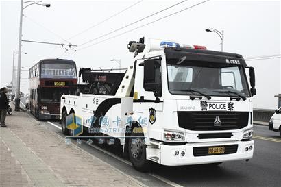 重型清障车亮相江城 