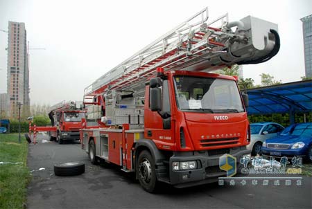 依维柯ALP325型曲臂云梯车