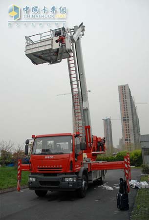 依维柯ALP325型曲臂云梯车