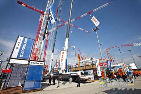 本届展会户内及户外展区总占地面积达55.5万平方米，吸引的参观者和客商预计超过50万人。