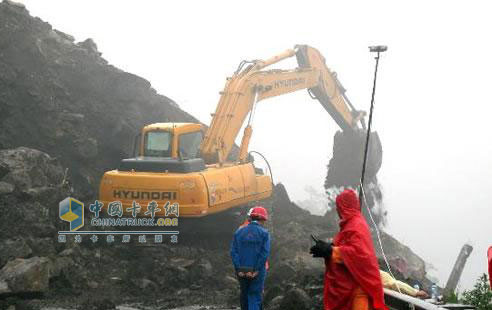 挖掘机救援汶川大地震