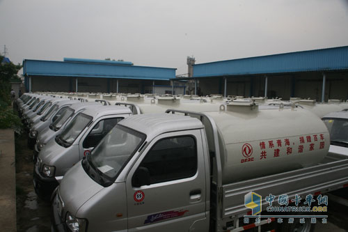 百辆东风沼气车捐青海