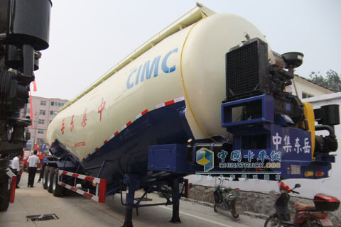 中集东岳ZJV9400GFLDY粉粒物料运输车