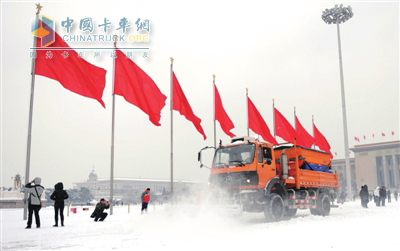 除雪车在天安门广场除雪