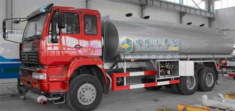 中国重汽四仓双联泵加油车