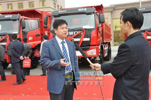 山东诸城汽车厂梁启龙副厂长接受采访