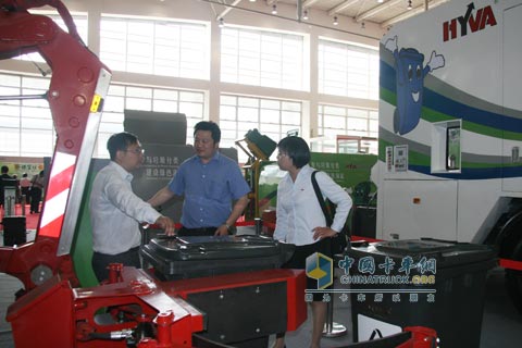 海沃机械(扬州)有限公司销售市场管理部部长华广美向用户介绍产品(右一)
