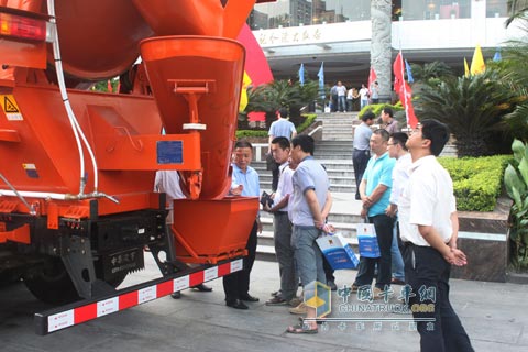 嘉宾参观中集凌宇样车