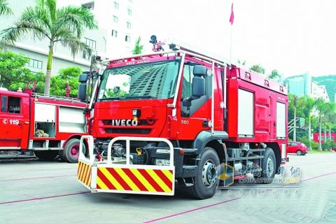 车头前端的重型V形挡板能有力地清除道路上的障碍