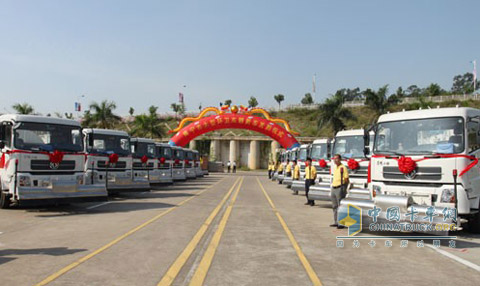 大型环卫车整齐的排列在道路两旁。