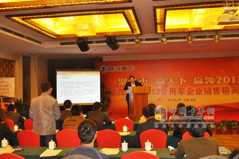 培训讲师与学员互动交流