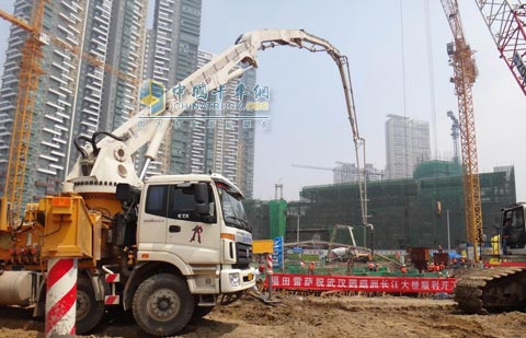 图为福田雷萨泵车在武汉鹦鹉洲长江大桥施工现场