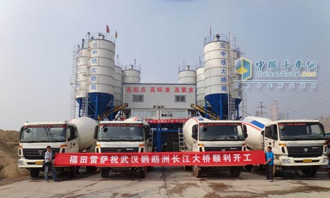 图为福田雷萨搅拌车助力武汉鹦鹉洲长江大桥建设