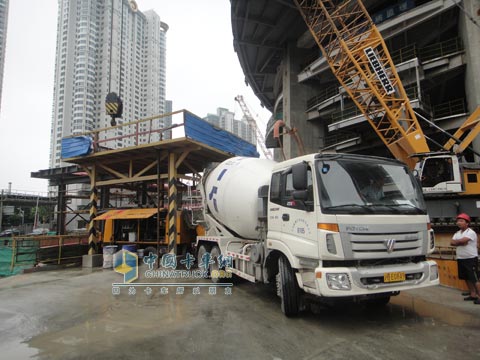 福田雷萨搅拌车在上海中心大厦施工现场
