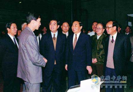 胡锦涛，1996年11月1日（中共中央政治局常委、书记处书记）到南京依维柯视察