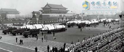 中国重汽参加35周年阅兵车辆