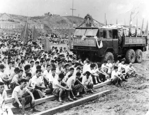 1966年6月15日我国第一辆重型
