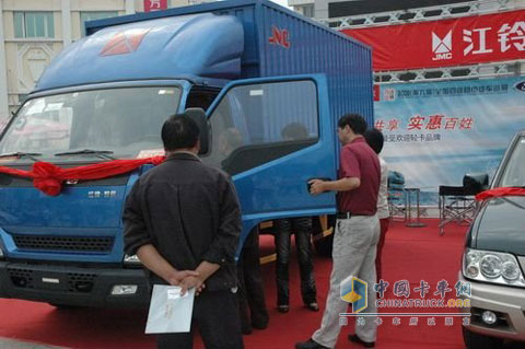 货运车主在了解凯锐新车