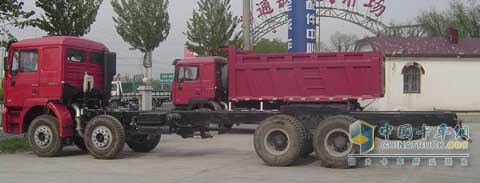 陕汽8×4载货车底盘