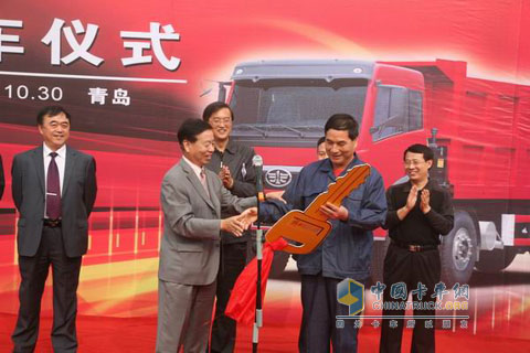 解放青岛汽车厂向青岛钢铁集团交付一批新大威卡车