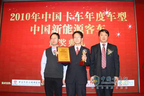 乘龙609：荣膺中国卡车年度车型评选“2010年年度中卡” 奖