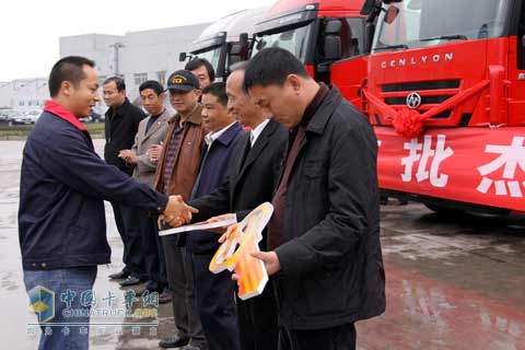首批红岩杰狮牵引车轻量化产品交付用户