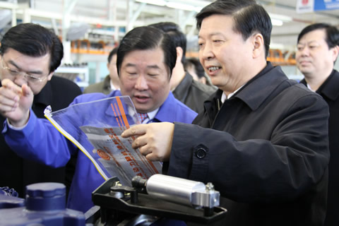姜大明省长认真了解国IV国V柴油机技术情况