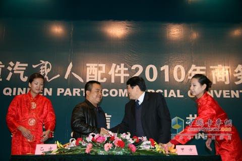 李朋星总经理与新建销售中心代表签署协议