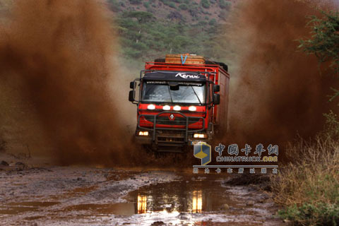 雷诺卡车在泥泞道路上奔驰