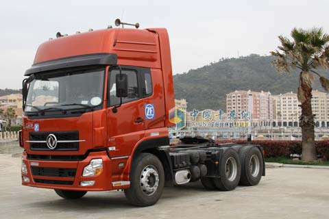 搭载ZF AMT变速箱的东风天龙牵引车