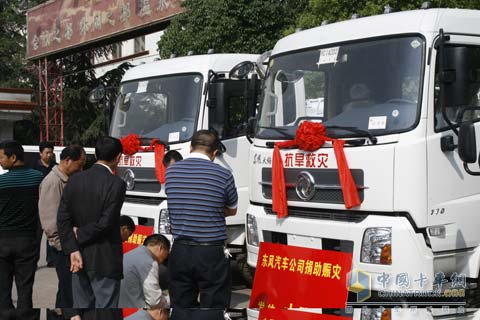 东风汽车捐赠的天锦运水车