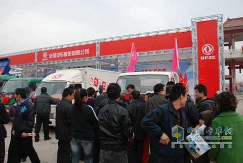 东风多利卡百强巡展前观众查看车型资料