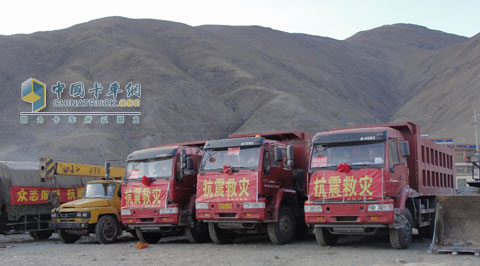 中国重汽组织为灾区运送救灾物资